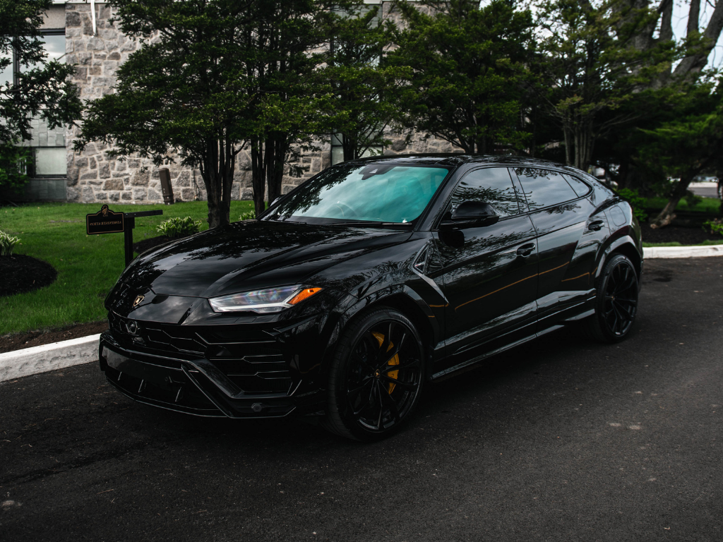 Lamborghini Urus — Black